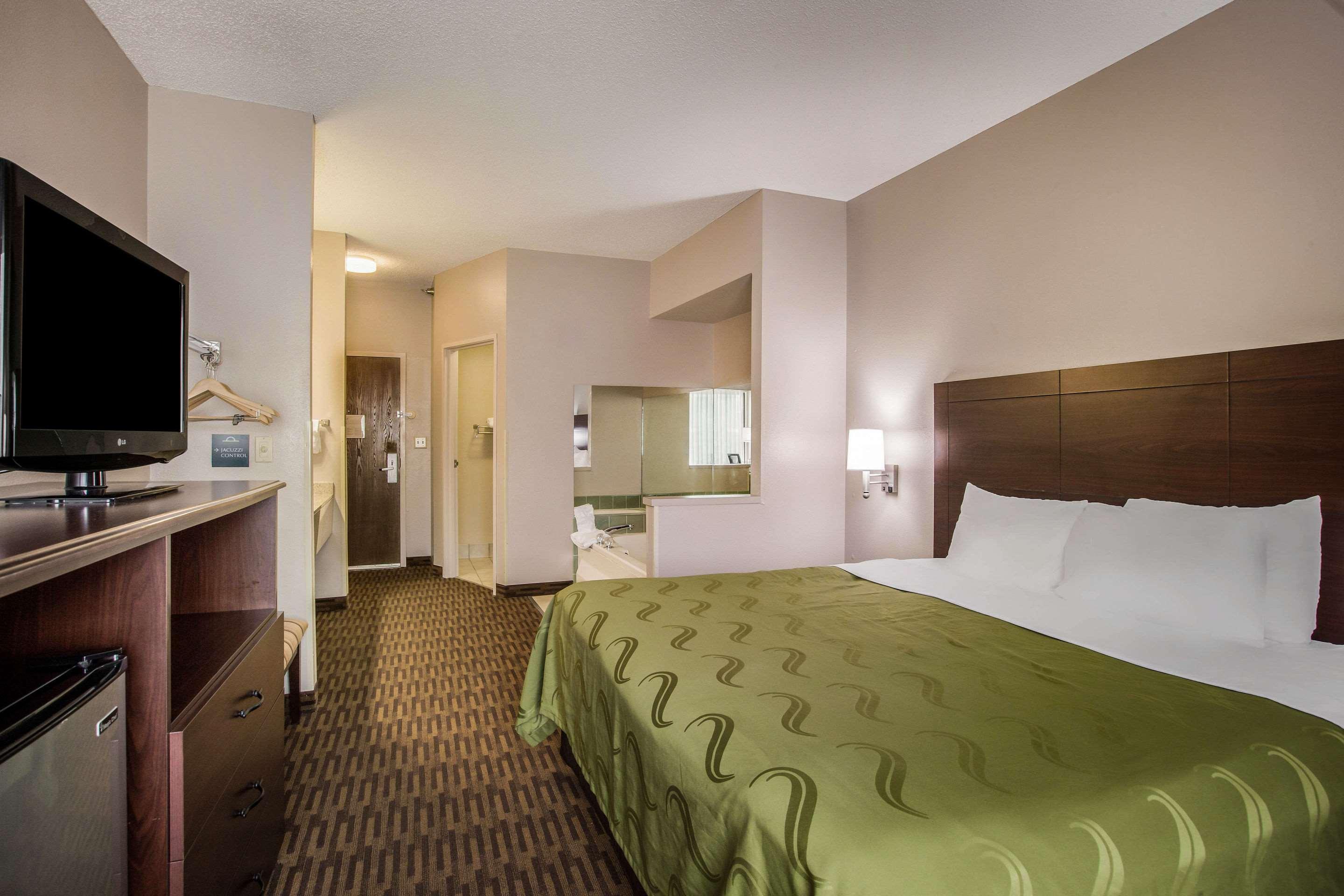 Quality Inn & Suites Lawrence - University Area Екстер'єр фото