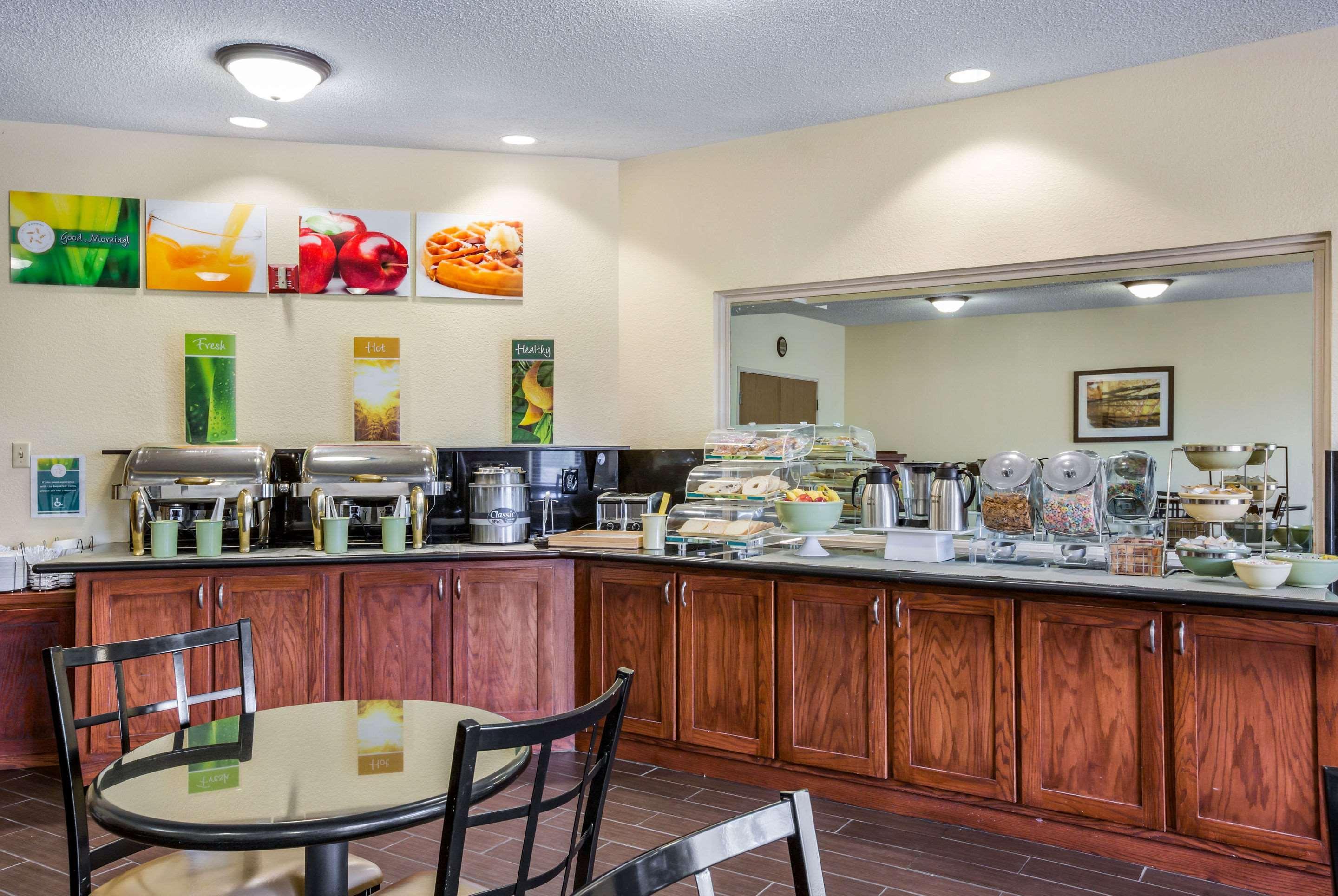 Quality Inn & Suites Lawrence - University Area Екстер'єр фото