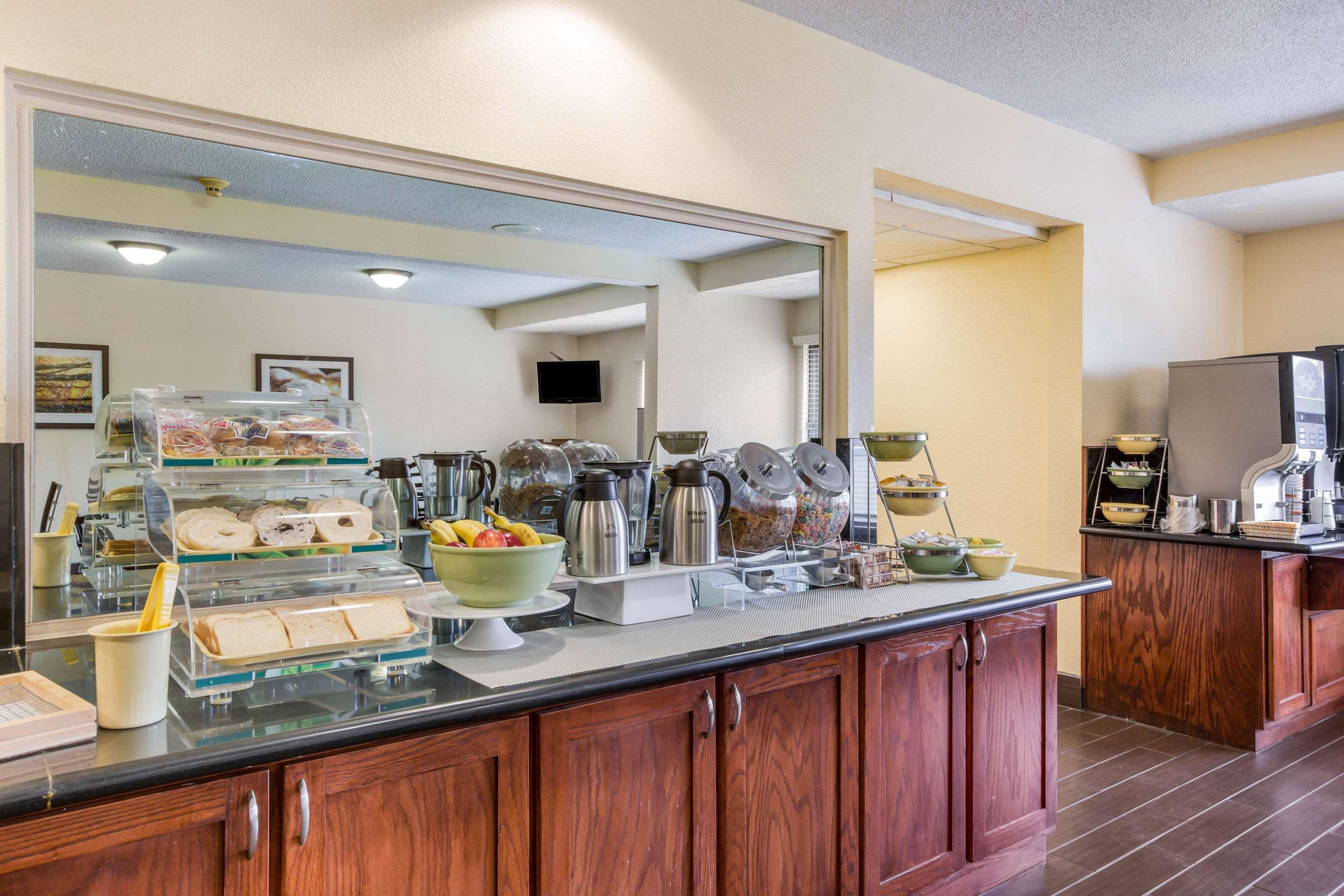 Quality Inn & Suites Lawrence - University Area Екстер'єр фото