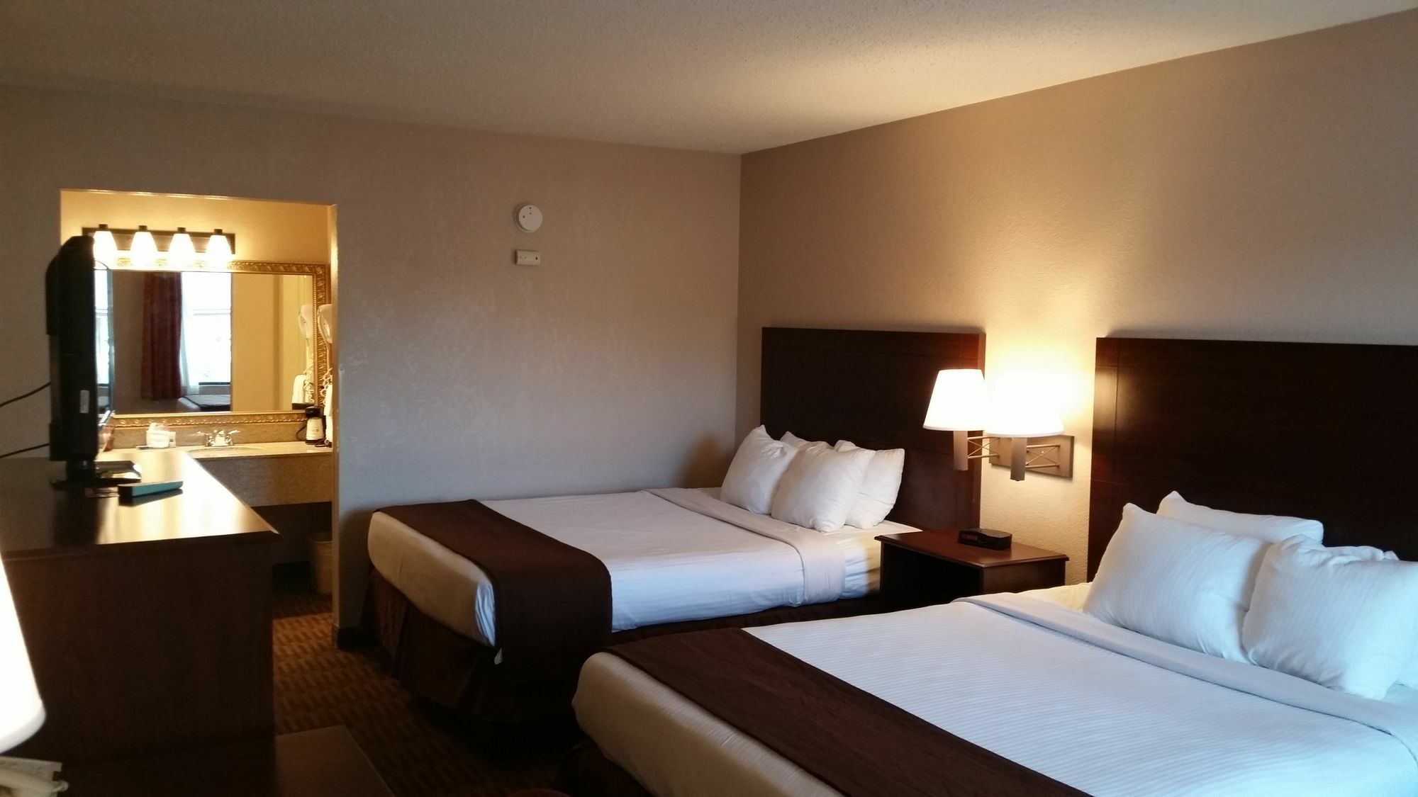 Quality Inn & Suites Lawrence - University Area Екстер'єр фото