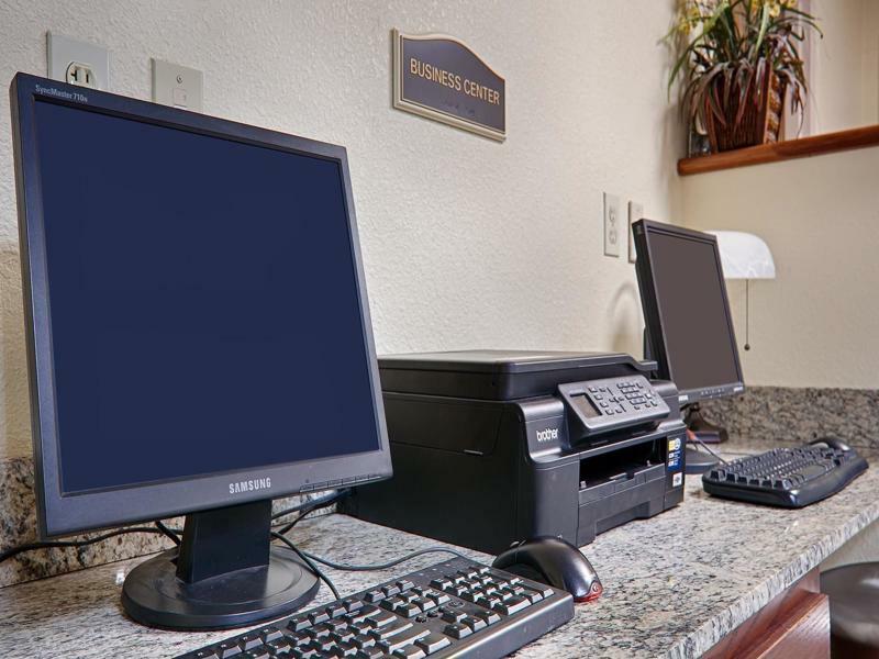 Quality Inn & Suites Lawrence - University Area Екстер'єр фото